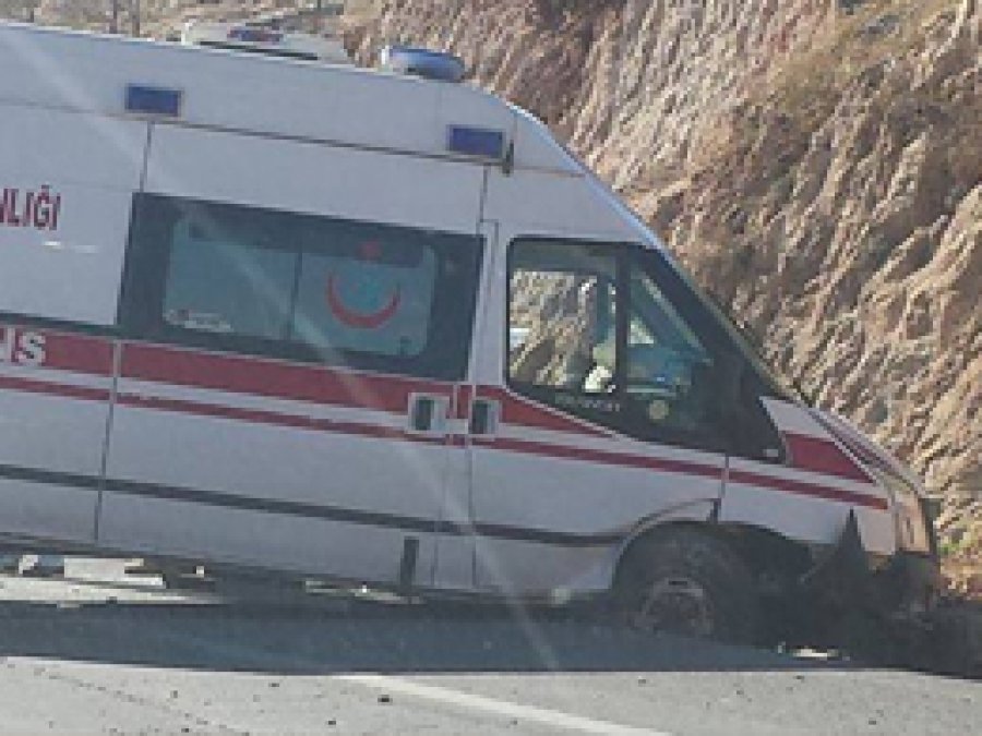 Mardin'de ambulans kazası: 2 Yaralı