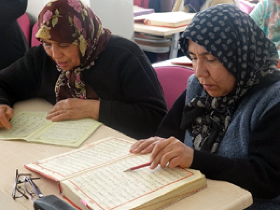 Yaşlı teyzelerin örnek Kur'an öğrenme azmi