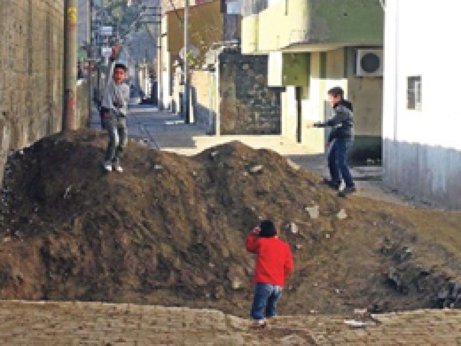 PKK'liler sivillere hendek kazdırıyor