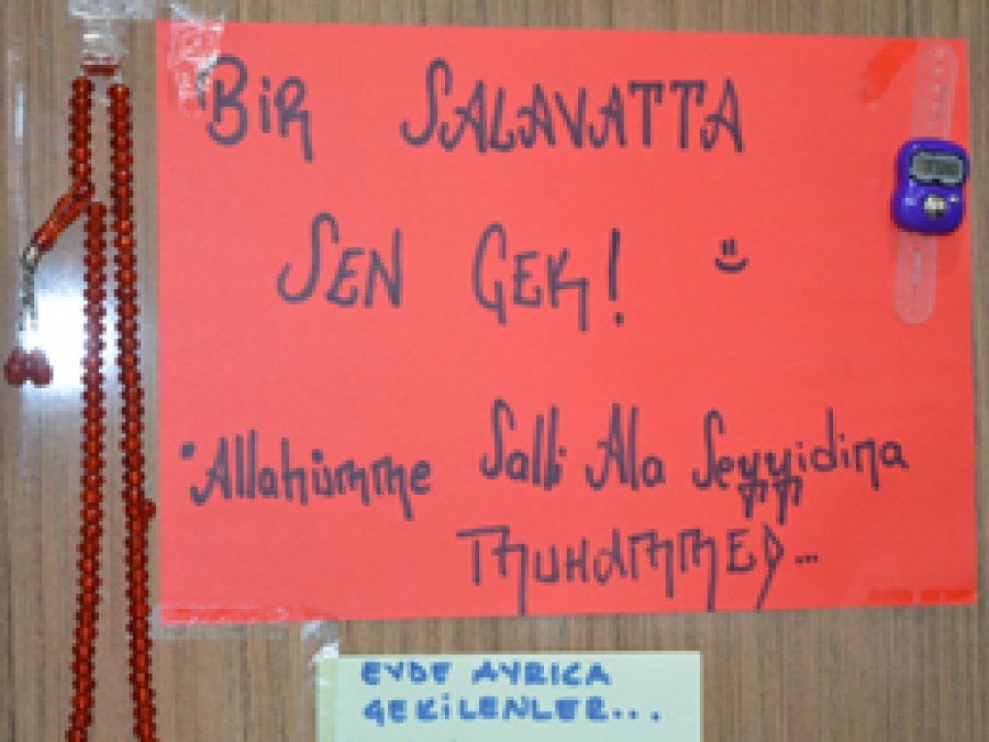 Öğrencilerden 'Bir salavat da sen çek' kampanyası