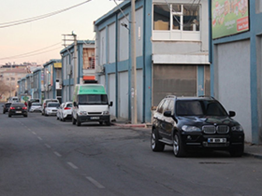 Çatışmalardan dükkânlarını açamıyorlar
