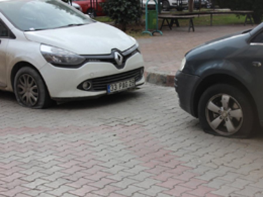 Tarsus'ta birçok otomobilin lastikleri patlatıldı