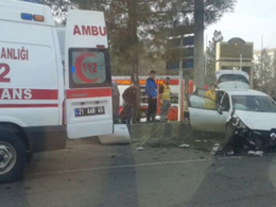 Otomobil kaldırıma çarptı: 2 kişi hayatını kaybetti