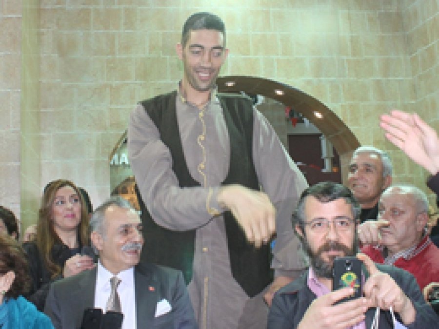 Mardin'i dünyanın en uzun adamı tanıtıyor