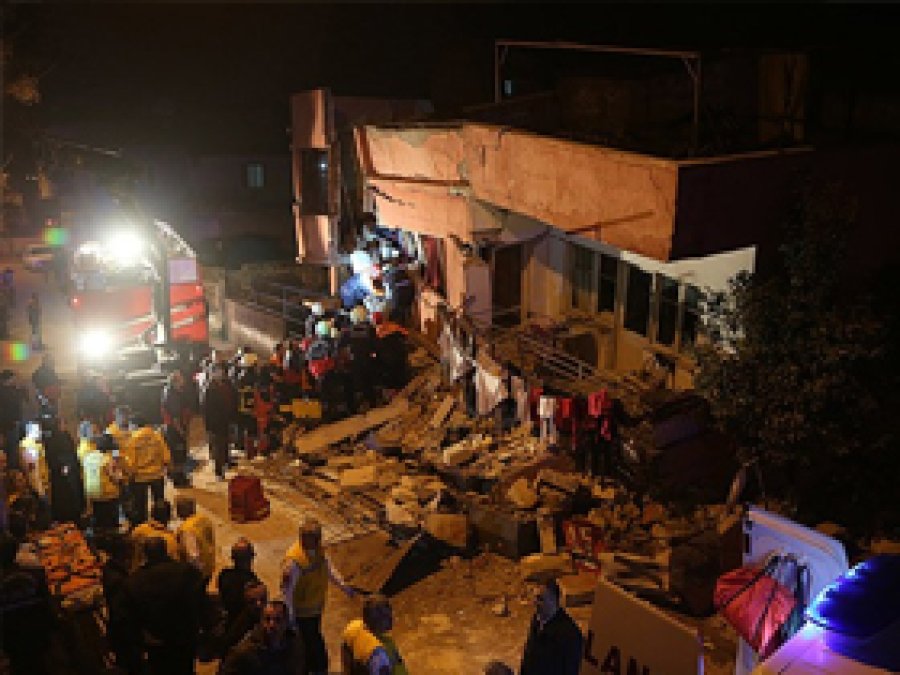 Mersin'de 2 katlı bina çöktü: 5 yaralı