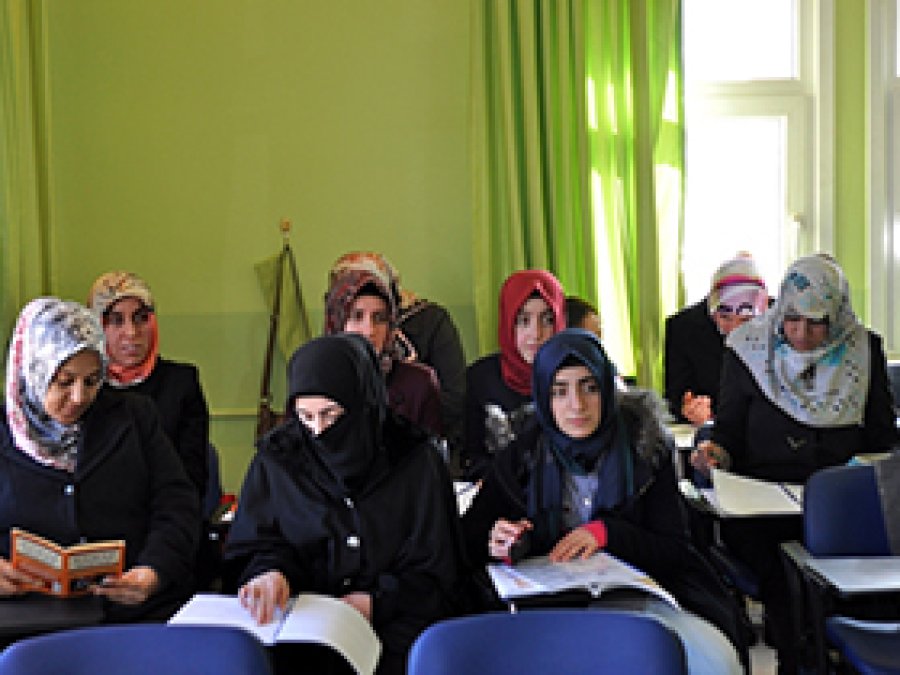 Hizan'da bayanlar tecvitli Kur'an öğreniyor