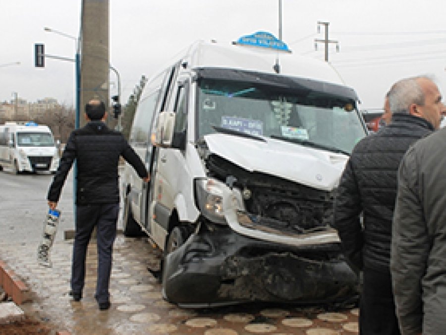 Yolcu minibüsü kaza yaptı: 2 yaralı