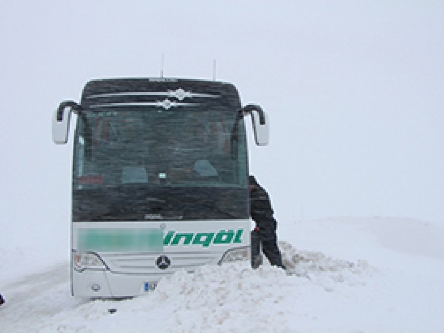 Yolcu otobüsü karda mahsur kaldı