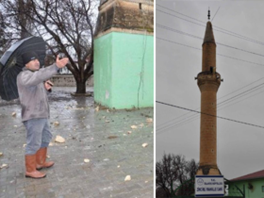 İslâhiye'de cami minaresine yıldırım düştü