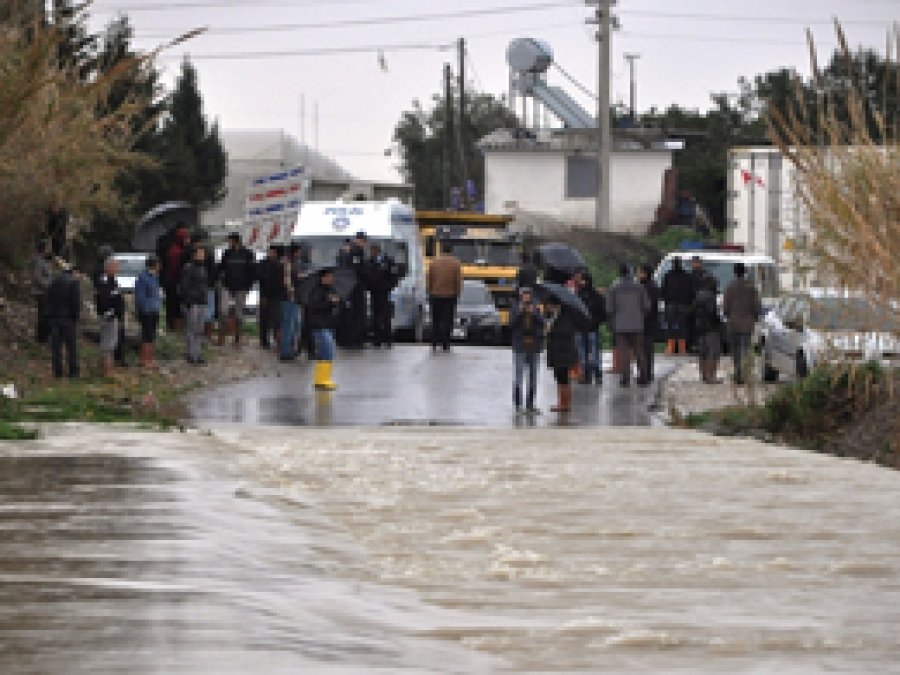 Mersin'de bir kişi akıntıya kapılarak kayboldu
