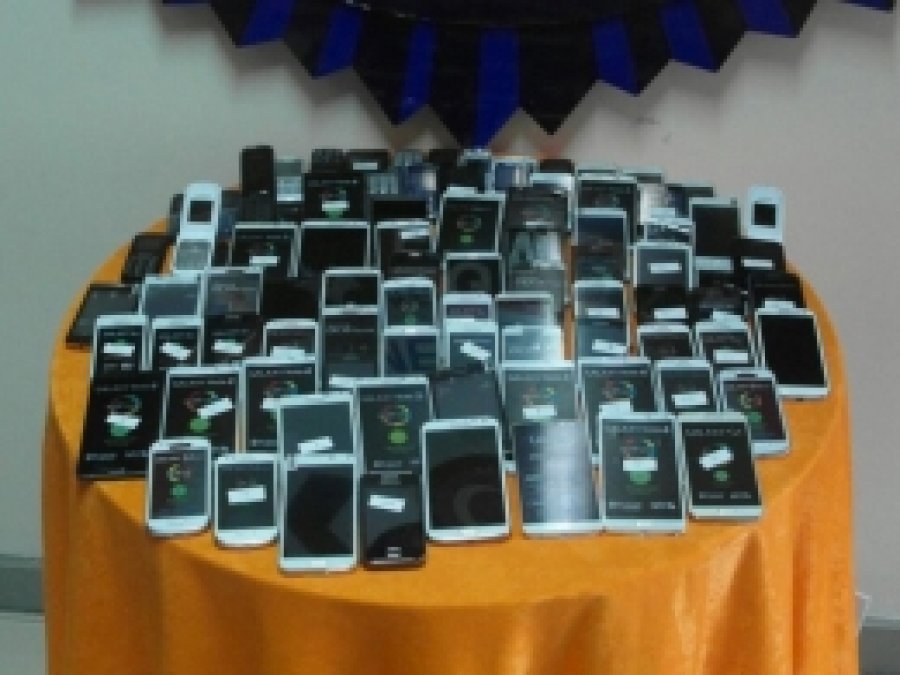 Mersin'de kaçak telefon ve uyuşturucu baskını