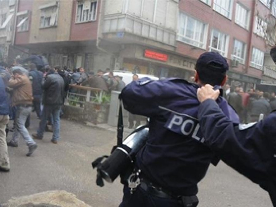 Tepki çeken polis görevden uzaklaştırıldı