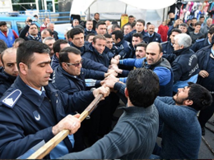 Zabıta ile pazarcılar arasında arbede