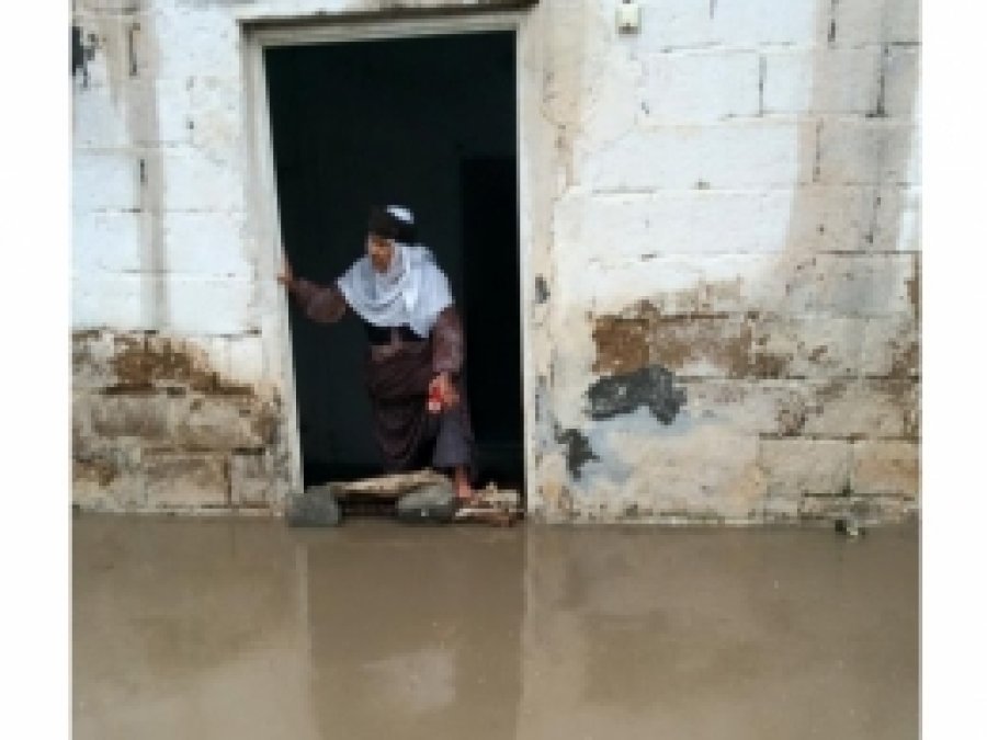 Kızıltepe'de etkili olan yağmurla evleri su bastı