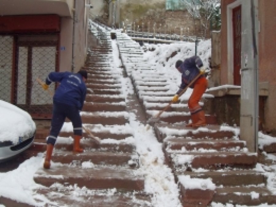 İzmit Belediyesi kar temizleme çalışmalarına başladı