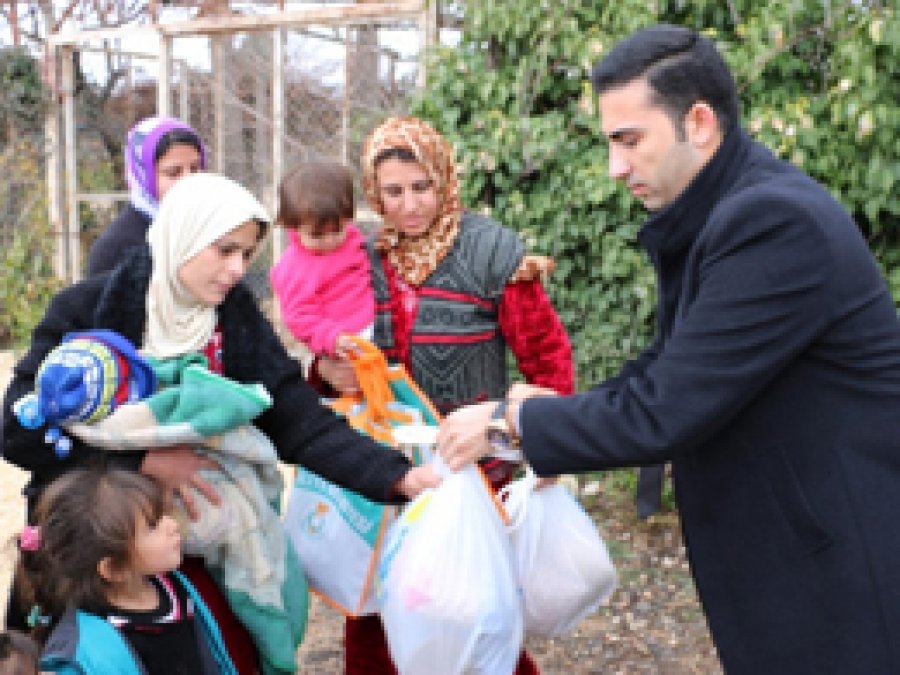 Telafer'den gelen mülteci aileye yardım