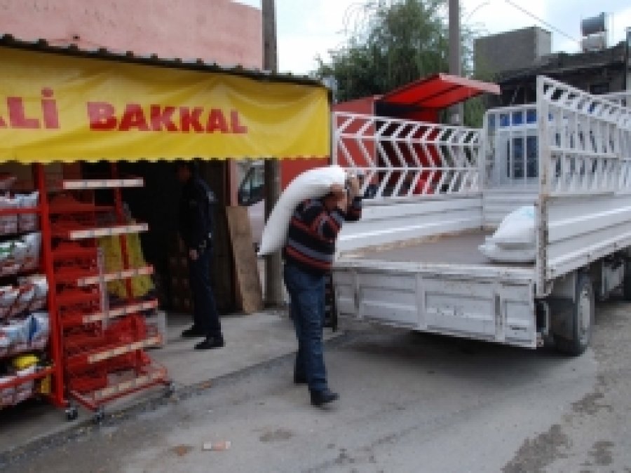 Mahalle bakalı, mahalleliyi dolandırdı