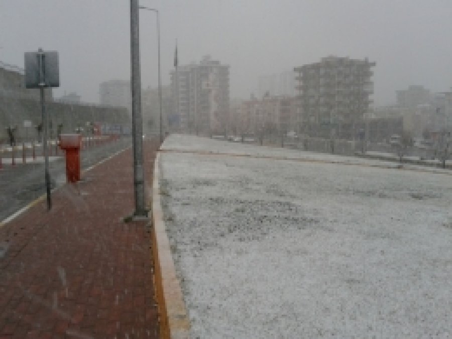 Şanlıurfa güne beyaz örtüyle uyandı