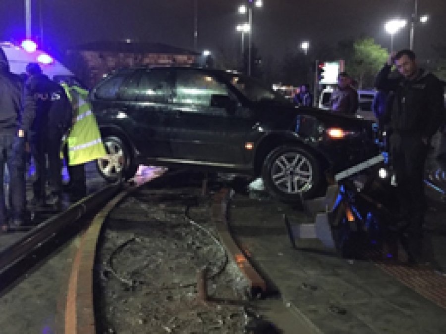 Batman'da Jeep aydınlatma direğine çarptı