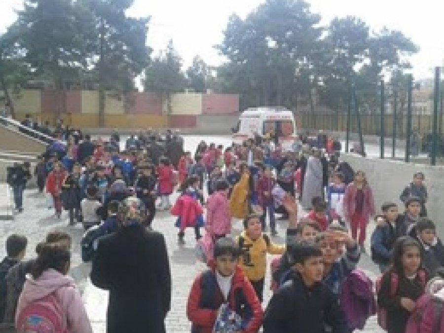 Zehirlenen öğrenciler hastaneye kaldırıldı