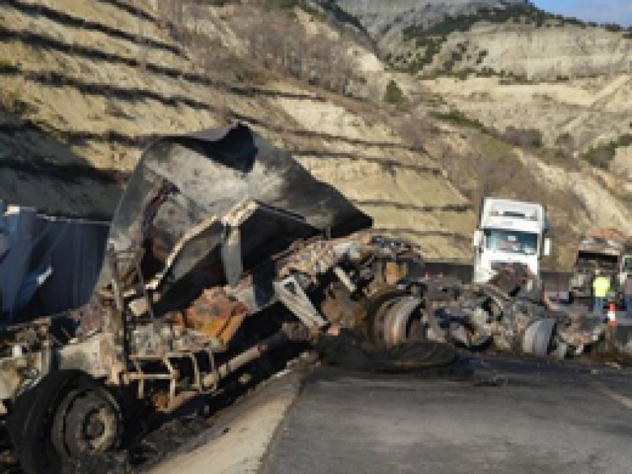 LPG tankeri patladı 2 yaralı