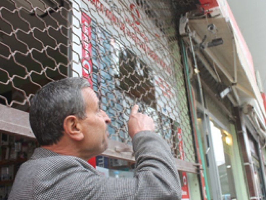 İşyerinin kameralarını ters çevirip hırsızlık yaptılar