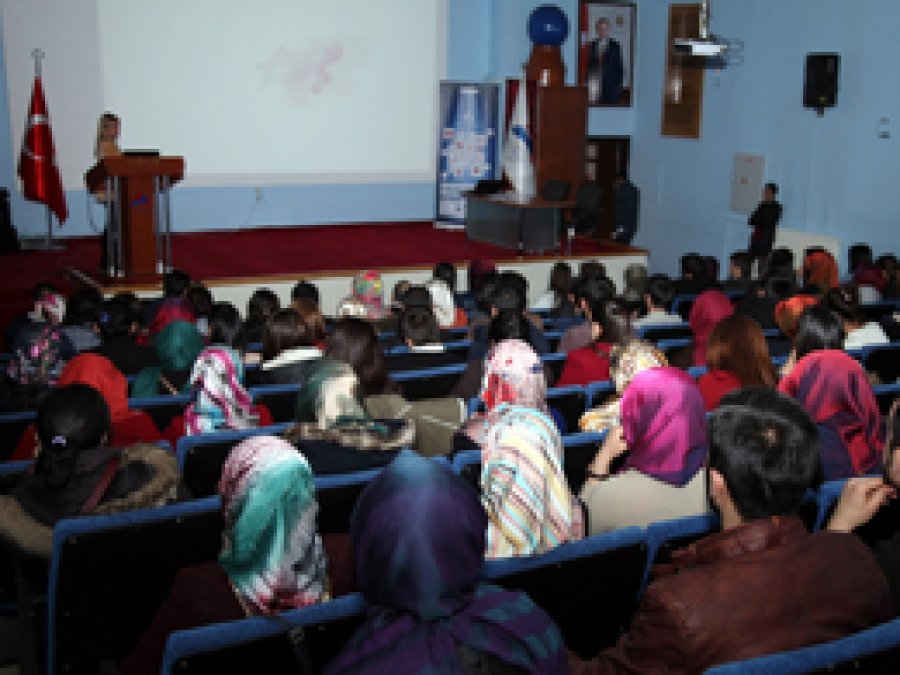 Öğrencilere CV Hazırlama ve Mülakat Teknikleri Eğitimi