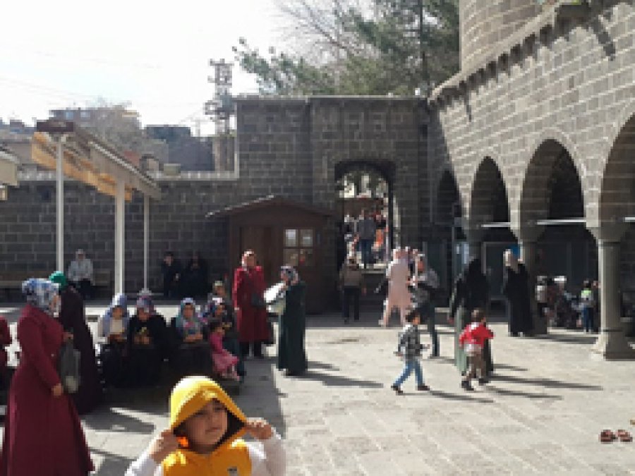 Hz. Süleyman Camii ziyaretçi akınına uğruyor