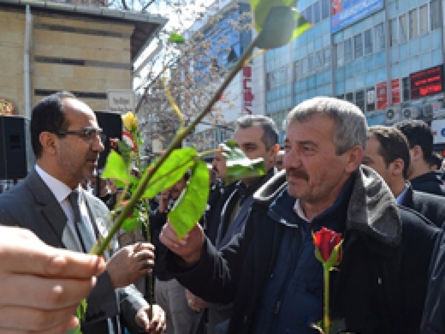 Antep Müftülüğü Kutlu Doğum anısına gül dağıttı
