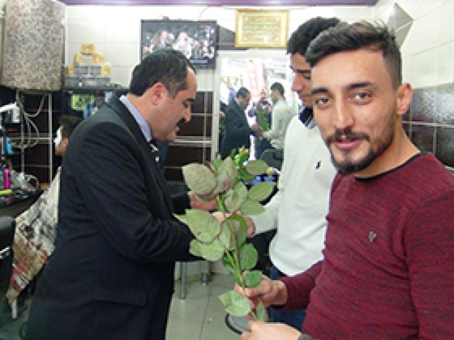 Müftülük Kutlu Doğum öncesi gül dağıttı