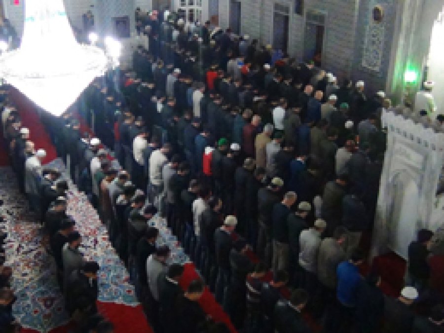 Peygamber aşıkları sabah namazında bir araya geldiler