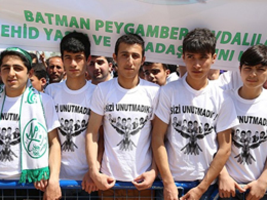 AA: Yasin Börü tişörtlü gençler zincir oluşturdu