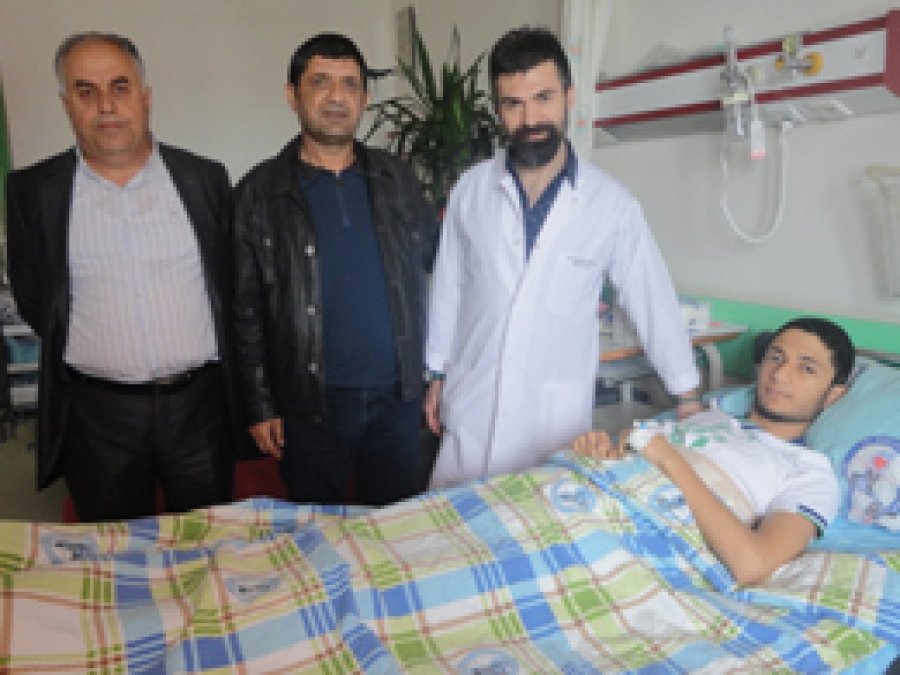 Köprüden düşen genç felç olmaktan kurtuldu