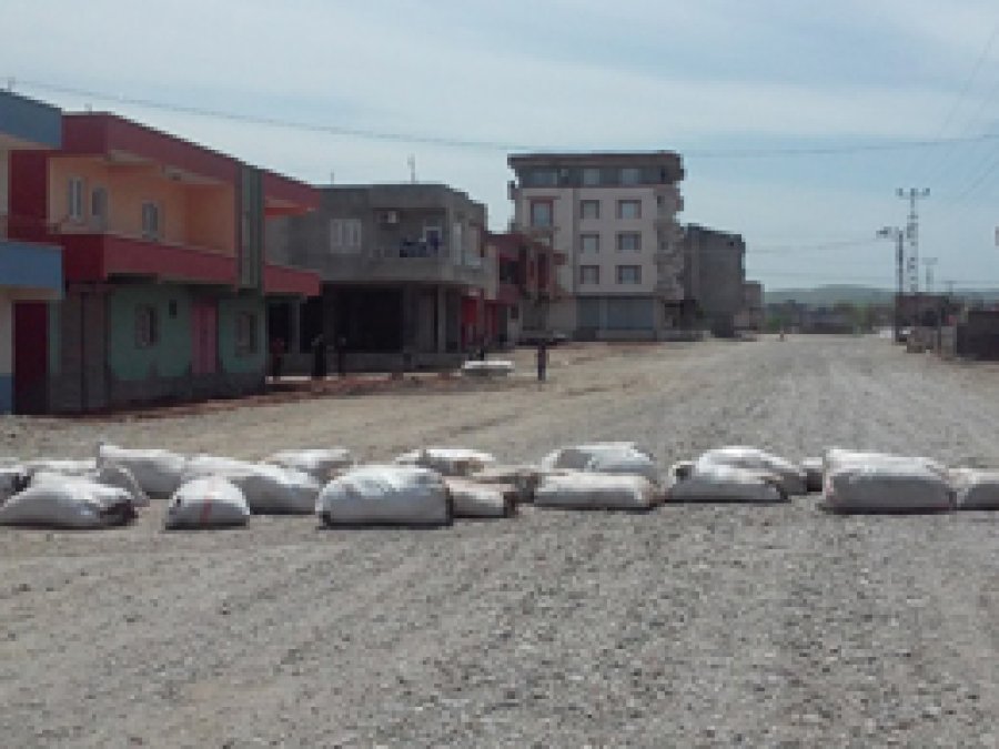 Belediyeye tepki gösteren halk yolu trafiğe kapattı