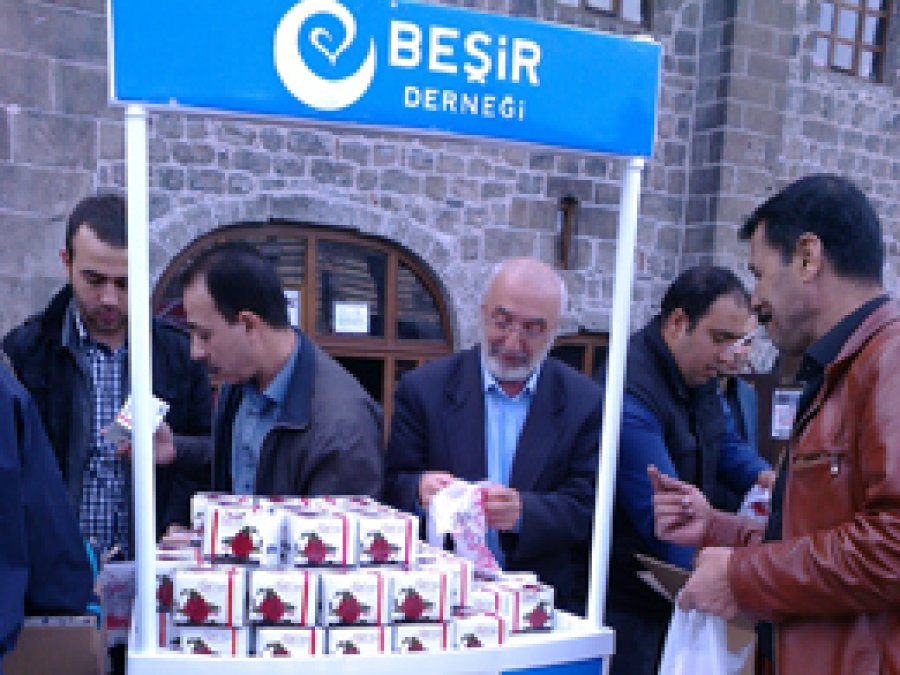 Beşir Derneği halka simit dağıttı