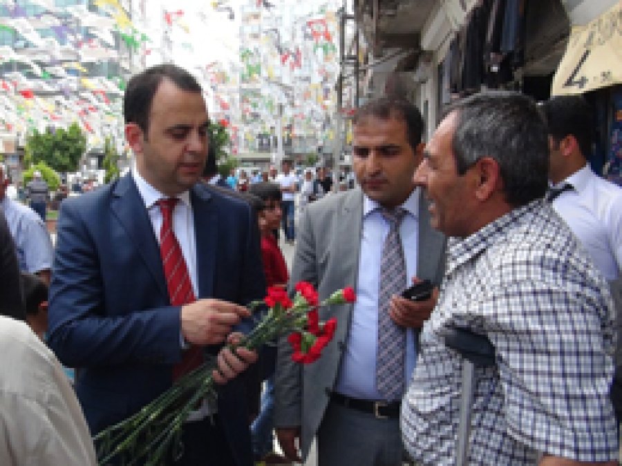 Ahilik Haftası nedeniyle esnaflara karanfil dağıtıldı