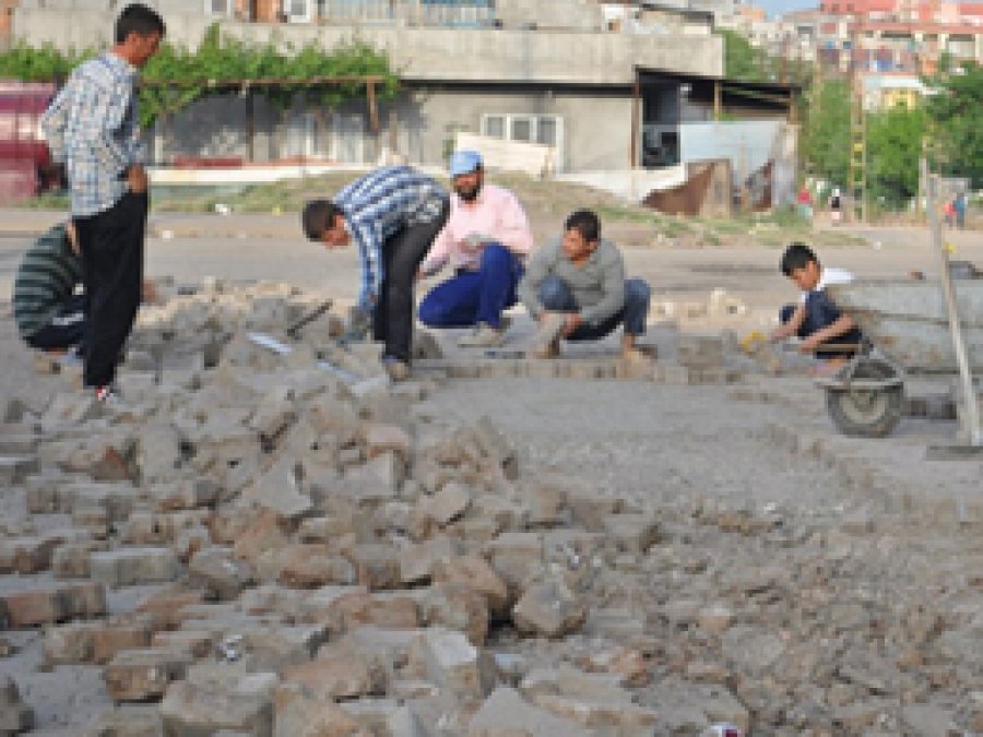 Belediyenin yapmadığı sokağı mahalleli yaptı