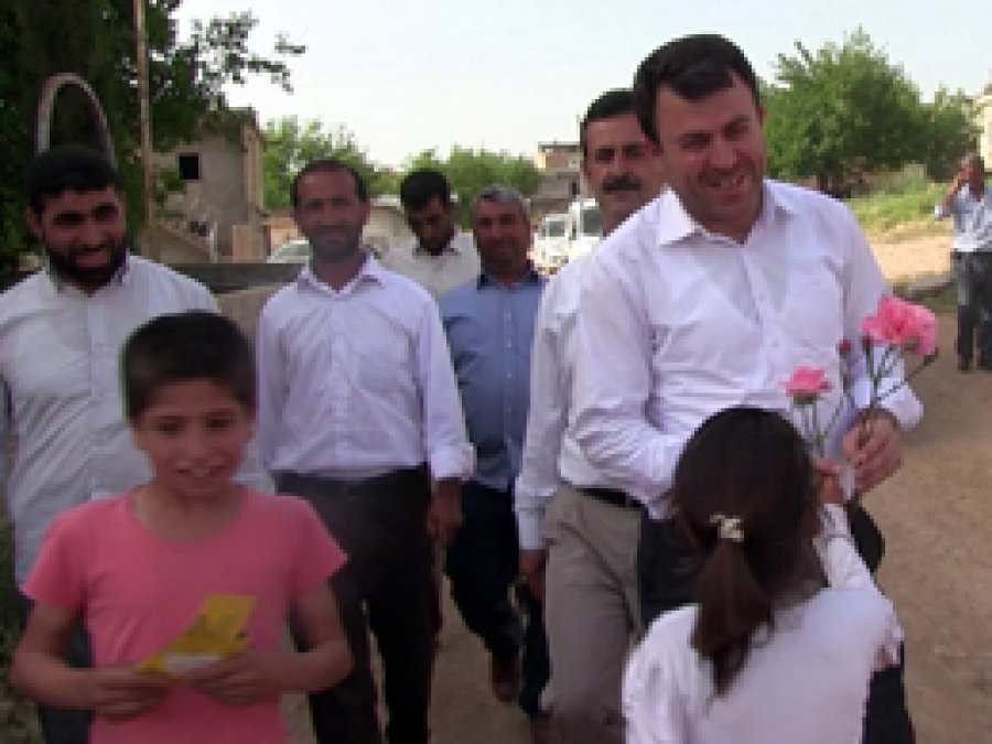 Mehmet Yavuz güllerle karşılandı