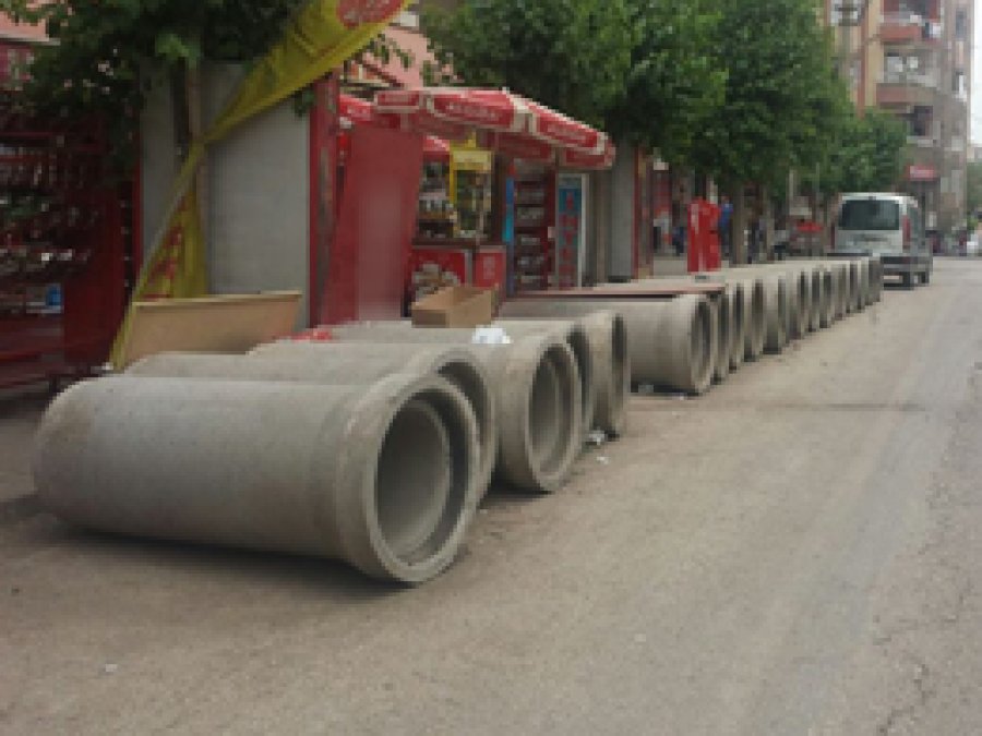 Diyarbakır’da kanalizasyon boruları aylardır bekletiliyor