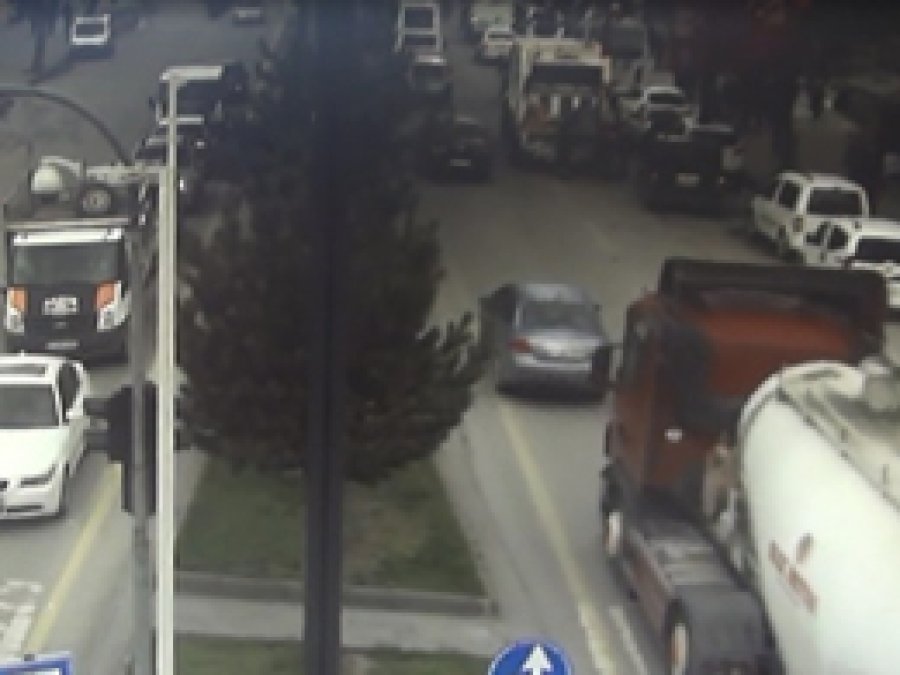 Patlayan aracın sürücüsü canını zor kurtardı