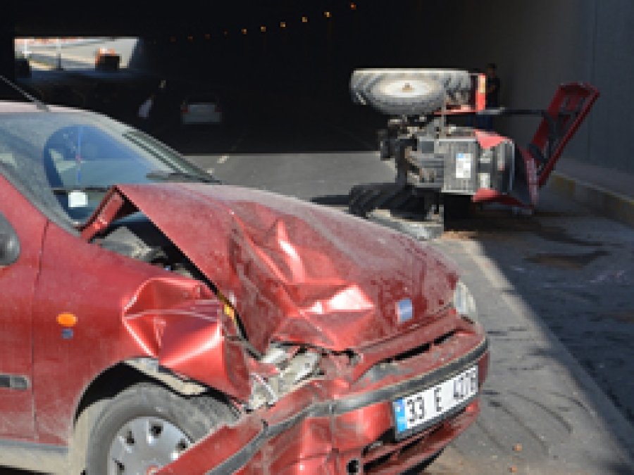 Otomobil traktöre arkadan çarptı: 2 yaralı