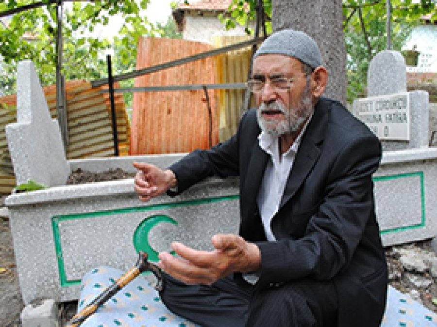 Her gün kendi mezarında dua ediyor