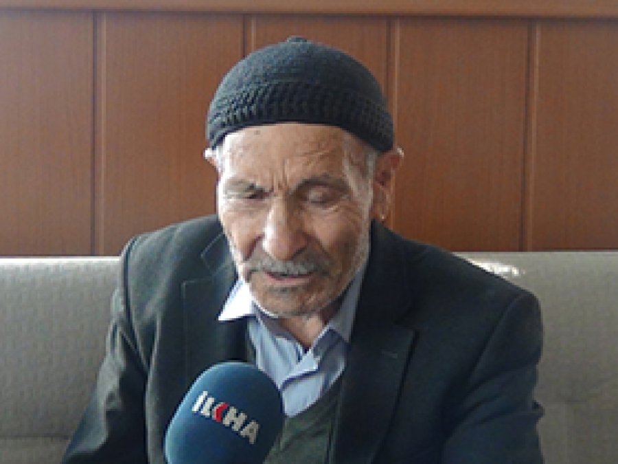 Yaşlı amcanın imrendiren Kur'an okuma azmi
