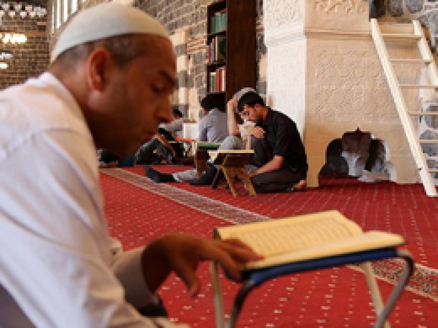 İftar saatini camilerde bekliyorlar