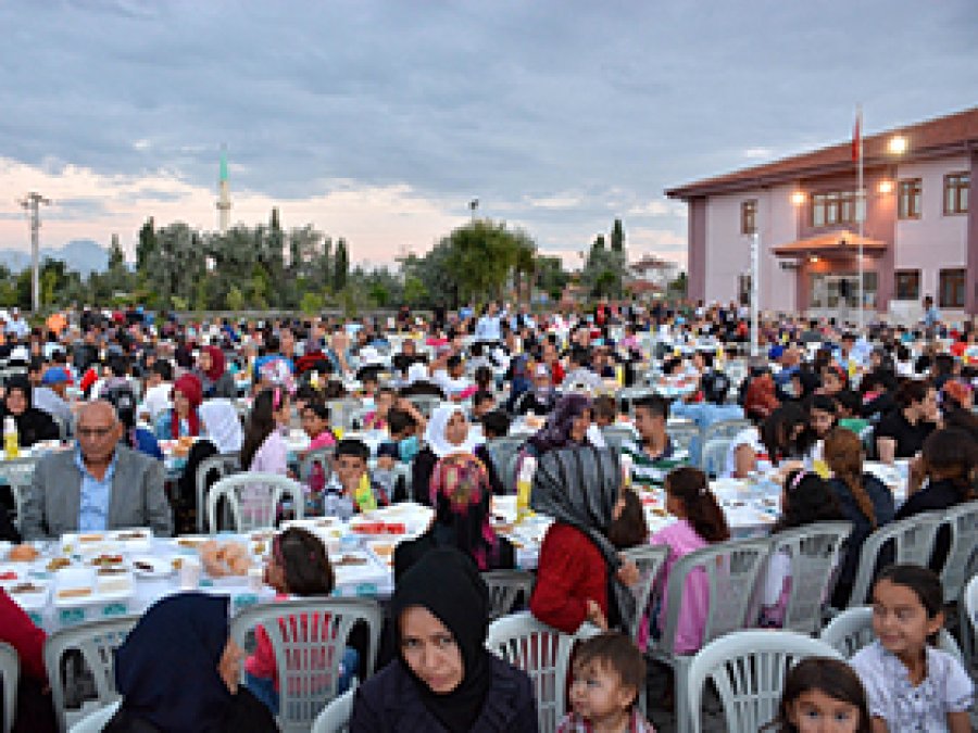 Aksaray'da bin 200 kişiye toplu iftar