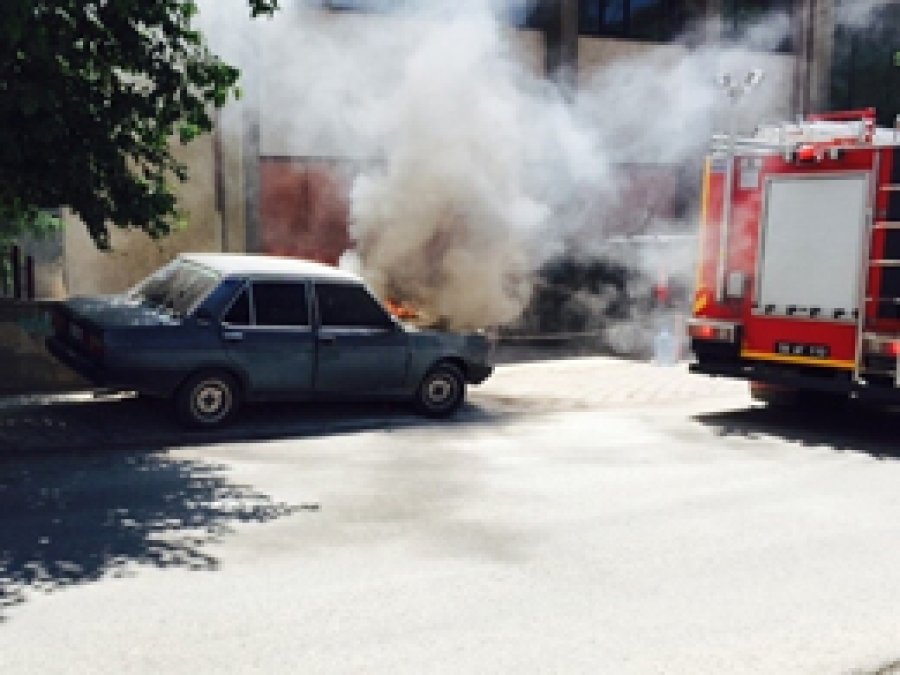 Siirt’te park halindeki otomobil yandı