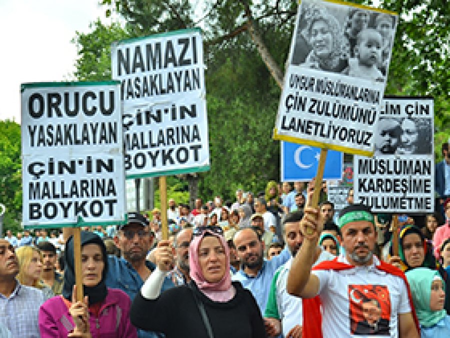 İzmit'te Çin'in baskıları protesto edildi