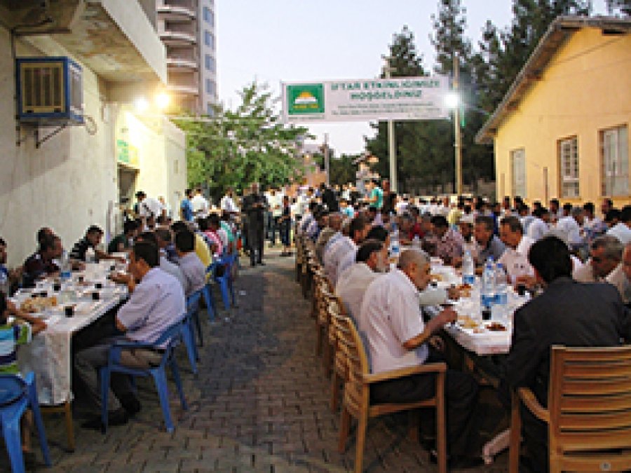 Midyat HÜDA PAR'dan halka iftar yemeği