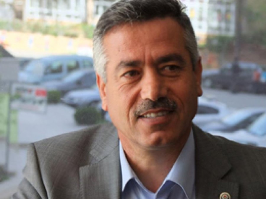 Eğitim-Bir-Sen’den 300 aileye alışveriş çeki