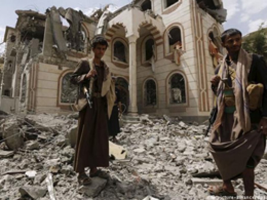 Yemen'e saldırılara 'insani yardım arası'
